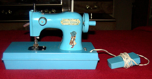 holly-hobbie-sewing-machine