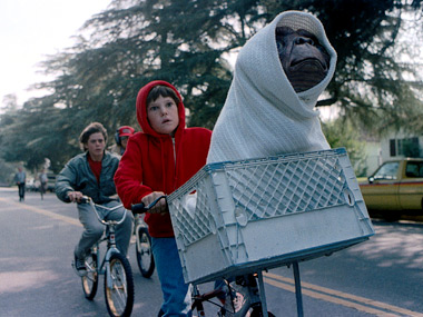 Elliot races to get E.T. home